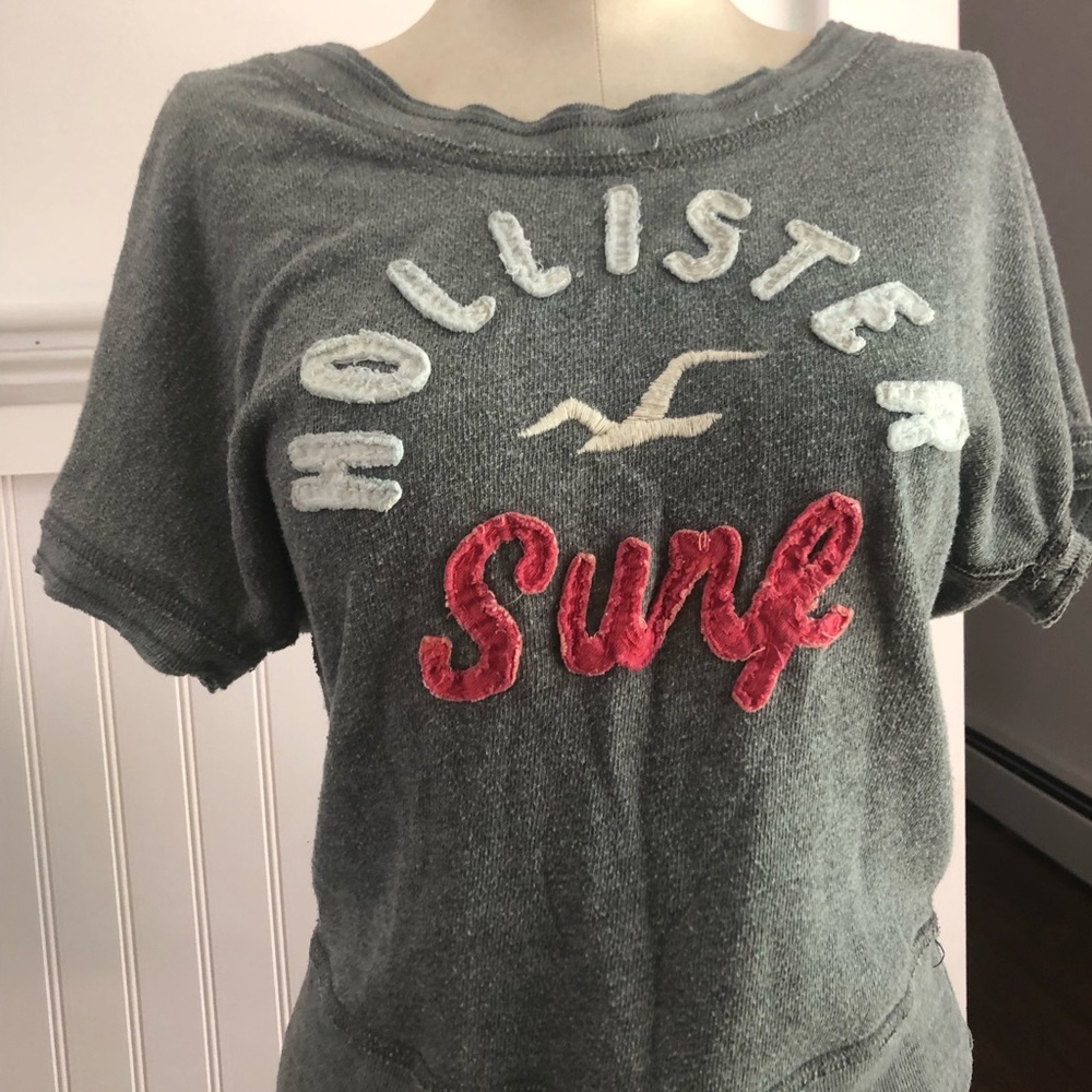 Hollister crop tee, beach cover